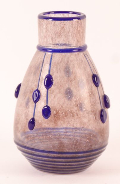 DAUM DAUM NANCY France "Baies sauvages"

Vase en verre bullé à inclusions de hyalite...