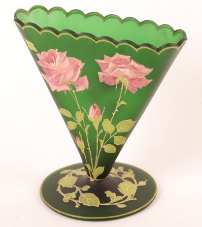 Emile GALLÉ Attribué à ÉMILE GALLÉ (1846-1904) "Roses de Nancy"

Vase en verre vert...