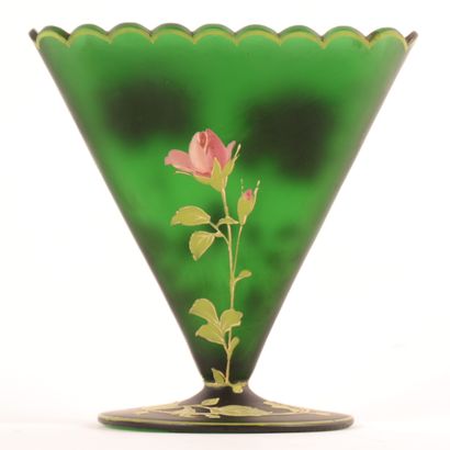Emile GALLÉ Attribué à ÉMILE GALLÉ (1846-1904) "Roses de Nancy"

Vase en verre vert...