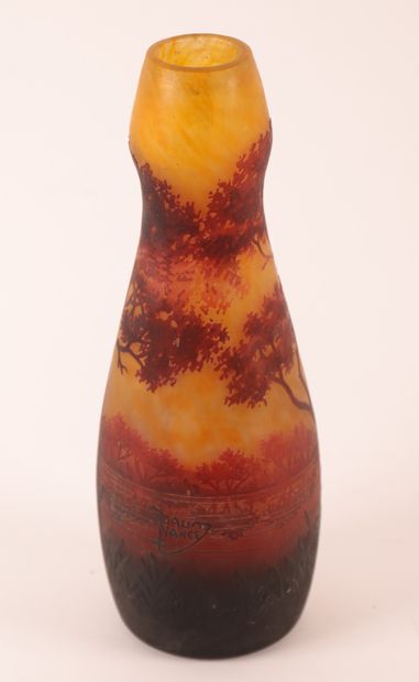 DAUM DAUM NANCY "Paysage lacustre"

Vase balustre à col enflé en verre multicouche

Décor...