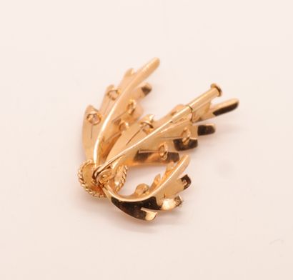null YELLOW GOLD "STYLIZED PALM" BROOCH SET WITH 10 SMALL DIAMONDS

The biggest :...