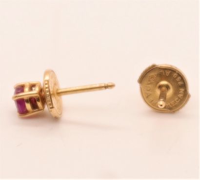 null PAIR OF YELLOW GOLD EAR STUDS

adorned with a small red stone each

Pb : 1 ...