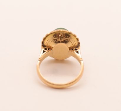 null YELLOW GOLD RING IMITATING A FLOWER DECORATED WITH A GREEN OVAL CABOCHON

Tdd...