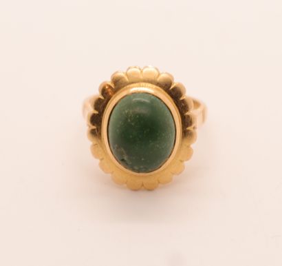 null YELLOW GOLD RING IMITATING A FLOWER DECORATED WITH A GREEN OVAL CABOCHON

Tdd...
