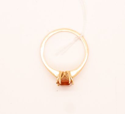 null YELLOW GOLD RING WITH ORANGE STONE

Tdd : 57/58

Pb : 2,6 grs