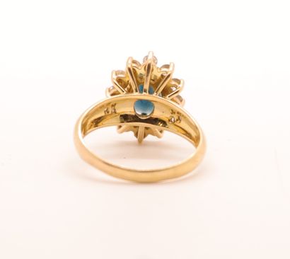 null YELLOW GOLD AND AUSTRALIAN SAPPHIRE DAISY RING

Central sapphire (10 x 8 mm...