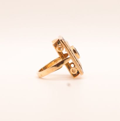 null RECTANGULAR RING IN YELLOW GOLD WITH A CENTRAL SAPPHIRE

Sapphire of about 1.2...