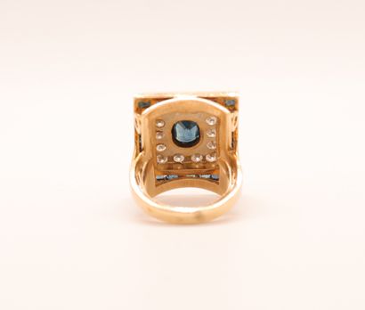 null RECTANGULAR RING IN YELLOW GOLD WITH A CENTRAL SAPPHIRE

Sapphire of about 1.2...
