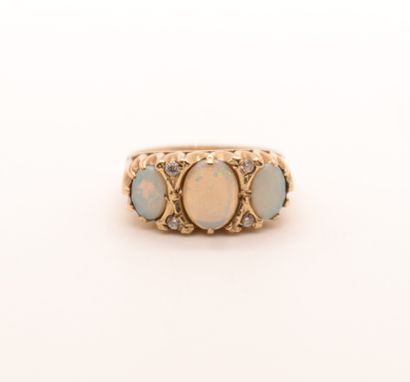 null RING IN YELLOW GOLD 375/°°° AND OPALS

Decorated with three iridescent oval...
