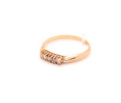 null YELLOW GOLD RING DECORATED WITH FIVE SMALL PEARLS

Tdd : 55

Pb : 1,8 grs