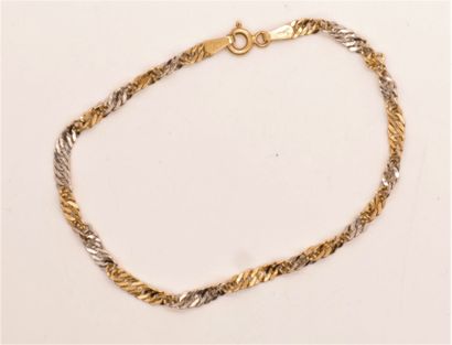 null ELEGANT BRACELET WITH ALTERNATING WHITE AND YELLOW GOLD LINKS

Pb : 1,5 grs