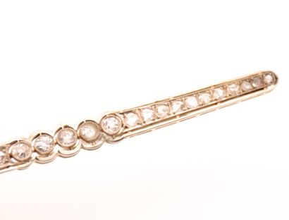 null LONG BROOCH "ANNÉES FOLLES AUX DIAMANTS

Five central diamonds flanked by two...