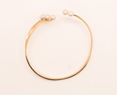 null YELLOW GOLD BRACELET FINISHED WITH FIVE PEARLS

Pb : 8,5 grs