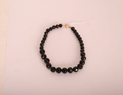 null NECKLACE WITH BLACK FACETED STONES

L : 36 cm