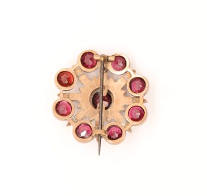 null EVENING BROOCH "STAR

Forming a star with 8 branches alternated with red stones

Diameter...