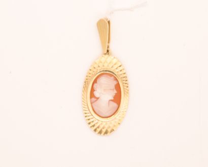 CAMEO PENDANT IN YELLOW GOLD WITH A WOMAN'S...