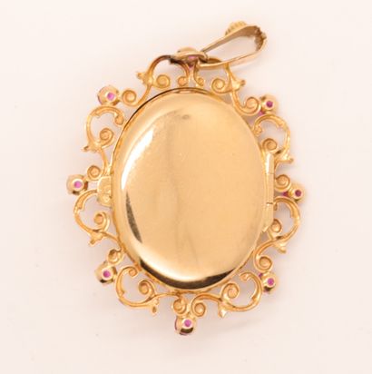 null PENDENTIF EN OR JAUNE AUX PIERRES ROSES 

Ouvrant sur un petit compartiment

H...