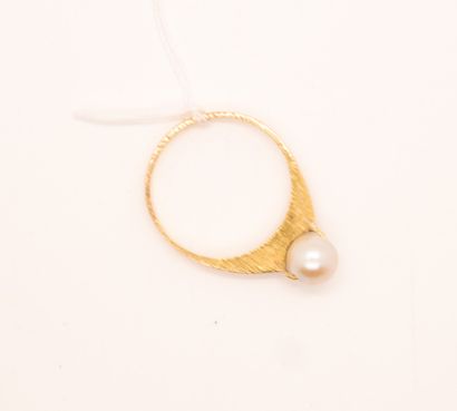 null YELLOW GOLD RING WITH SWIVEL PEARL

Tdd : 58

Pb : 2,5 grs
