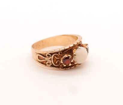 null RING IN YELLOW GOLD 375/°°° DECORATED WITH TWO SMALL RUBIES AND AN OPAL

Tdd...