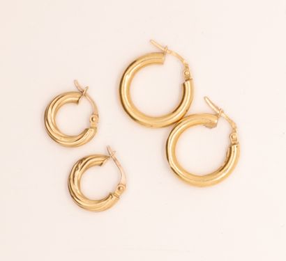 TWO PAIRS OF CREOLES IN YELLOW GOLD

Pb :...