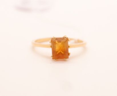 null YELLOW GOLD RING WITH ORANGE STONE

Tdd : 57/58

Pb : 2,6 grs