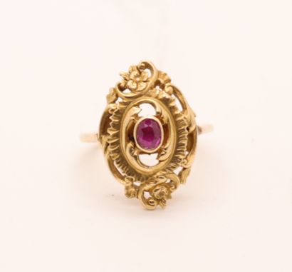 null YELLOW GOLD OPENWORK RING WITH A SMALL RED CENTER STONE

Tdd : 53/54

Pb : 4,71...