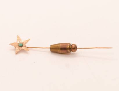 null TIE PIN WITH YELLOW GOLD STAR

Five-pointed star with a small green cabochon...