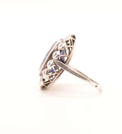 null RING WITH A BIG BLUE STONE 

Surrounded by white stones

Synthetic stones

Tdd...