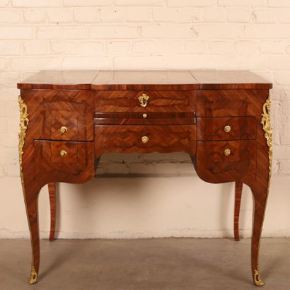 null COIFFEUSE LOUIS XV, model of BOUDIN
The top is inlaid with cubes and has a mirror...