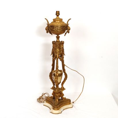 null GRANDE ET BELLE LAMPE LOUIS XVI
En bronze doré et ciselé à décor d'une vasque...