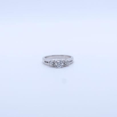 null WHITE GOLD RING SET WITH 11 BRILLIANT CUT DIAMONDS FOR A TOTAL OF 0.8 CARAT
Tdd...