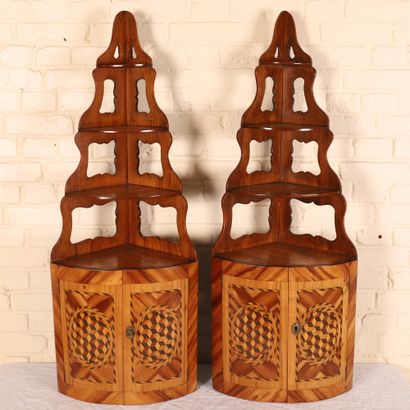 null PAIR OF SMALL CORNER SCONCES IN MARQUETRY OF CUBES
Native veneer wood
Opening...