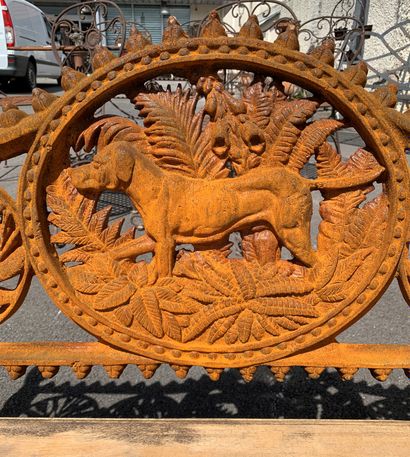null GARDEN FURNITURE "WITH HUNTING DOGS
In cast iron and teak wood, decorated with...