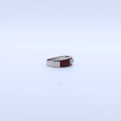 null WHITE GOLD RING SET WITH THREE BRILLIANT-CUT DIAMONDS AND TWO LINES OF RED LACQUER...