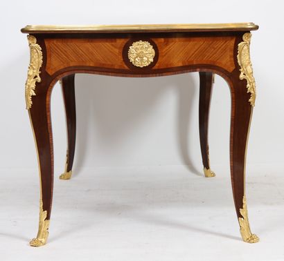 null ELEGANT FLAT DESK MARQUET LOUIS XV, 19th century
Inlaid on all sides with rosewood...