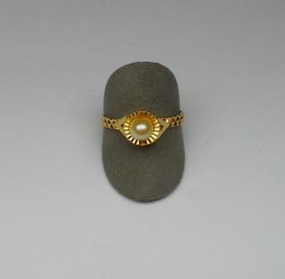 Pretty small Yellow Gold Ring stylized ring...