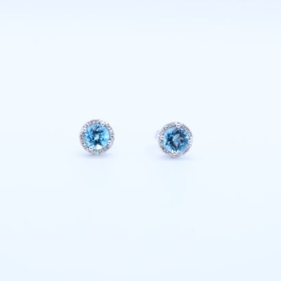 null Pair of round earrings in white gold 750°/. 2g40
Adorned with two topazes for...