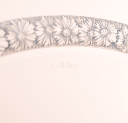 Lalique PLAT OVALE "FRISE DE MARGUERITES" de René LALIQUE (1860-1945)
Verre à patine...