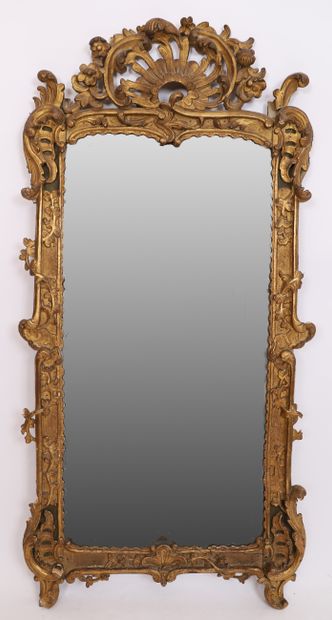 null IMPORTANT REGENCY GILTWOOD MIRROR
In richly carved gilded wood, with staples...