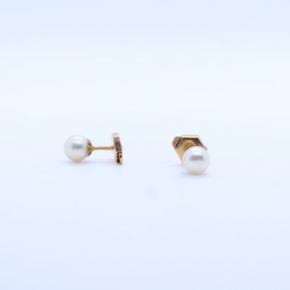 null PAIR OF EARRINGS GOLDEN WITH AKOYA PEARLS (Japan)
Diameter of the pearls : about...