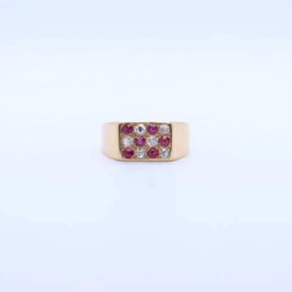 null 1950'S STYLE SIGNET RING IN YELLOW GOLD SET WITH 6 RUBIES AND 6 ROSE-CUT DIAMONDS...