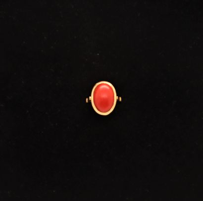 null BAGUE EN OR JAUNE ORNÉE D'UN CABOCHON OVALE ROUGE CORAIL
Tdd : 53
Pb : 3,2 grs...