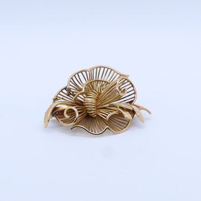 null ANTIQUE BROOCH IN YELLOW GOLD 
Depicting a stylized flower
L : 4,5 cm
Pb : 14,4...