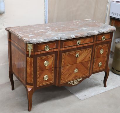 null IMPORTANT TRANSITIONAL COMMODE IN SAUTEUSE, 18th century
With three rows of...