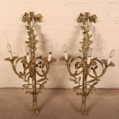 null PAIR OF GOLDEN BRONZE LIGHTS 20th century
Three arms of lights in the shape...