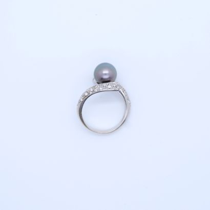 null WHITE GOLD RING SET WITH A TAHITIAN PEARL AND A DOUBLE DIAMOND PAVEMENT 
Tdd...
