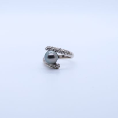 WHITE GOLD RING SET WITH A TAHITIAN PEARL...