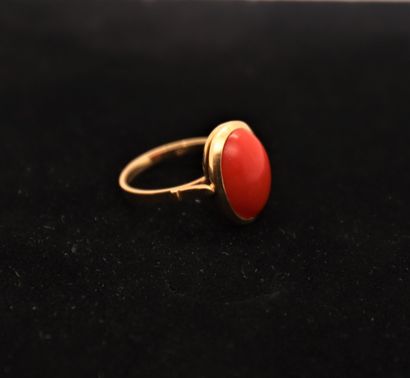 YELLOW GOLD RING WITH AN OVAL RED CORAL CABOCHON
Tdd...