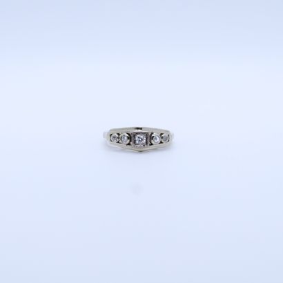 null ART DECO STYLE RING IN WHITE GOLD SET WITH FIVE BRILLIANT CUT DIAMONDS 
Tdd...