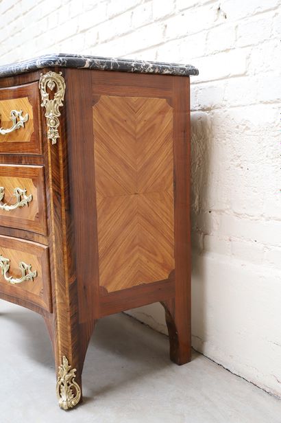 null SMALL REGENCY CHEST OF DRAWERS WITH ROUNDED JAMBS
Opening with three drawers
Bronze...